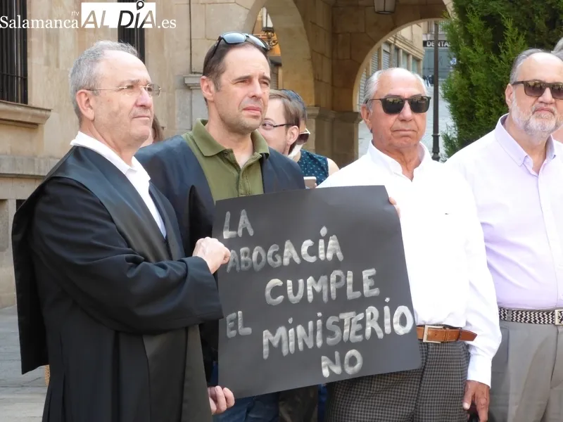 Manifestación de abogados de oficio salmantinos en la plaza de la Constitución. Foto: Elena Esteban