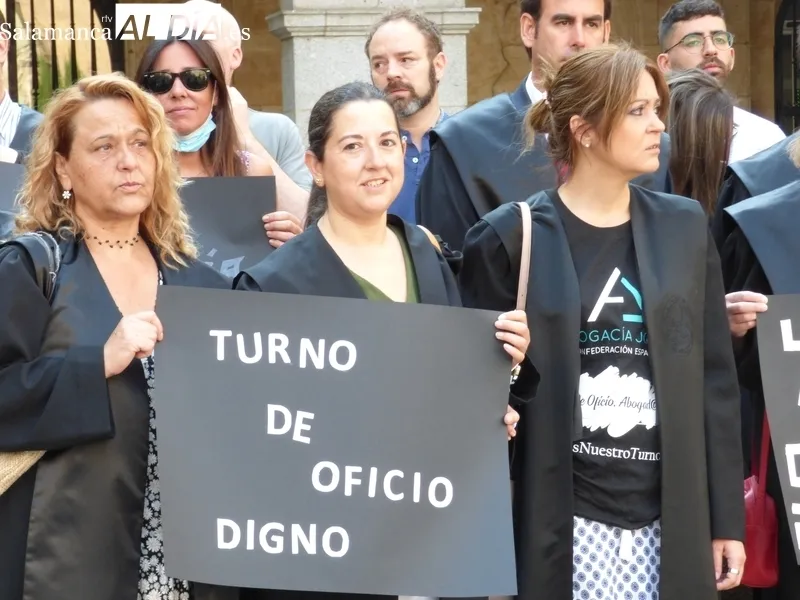 Manifestación de abogados de oficio salmantinos en la plaza de la Constitución. Foto: Elena Esteban