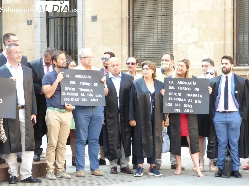 Manifestación de abogados de oficio salmantinos en la plaza de la Constitución. Foto: Elena Esteban