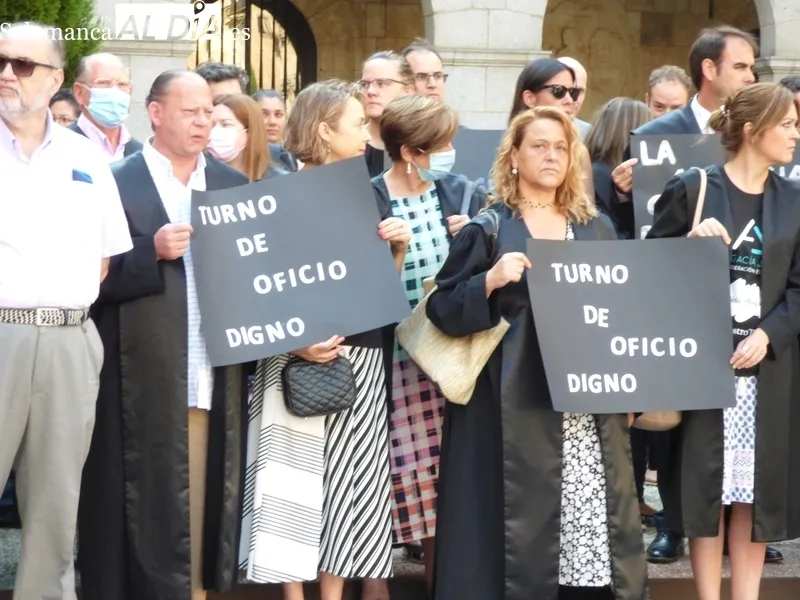 Manifestación de abogados de oficio salmantinos en la plaza de la Constitución. Foto: Elena Esteban