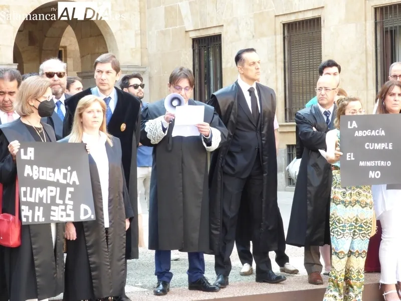 Manifestación de abogados de oficio salmantinos en la plaza de la Constitución. Foto: Elena Esteban