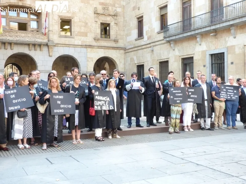Manifestación de abogados de oficio salmantinos en la plaza de la Constitución. Foto: Elena Esteban