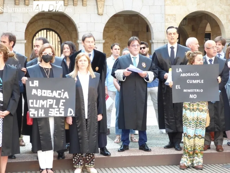 Manifestación de abogados de oficio salmantinos en la plaza de la Constitución. Foto: Elena Esteban