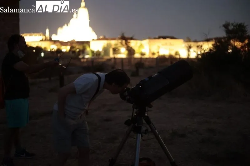 Observación astronómica con telescopio desde el Cerro de San Vicente. Foto de David Sañudo