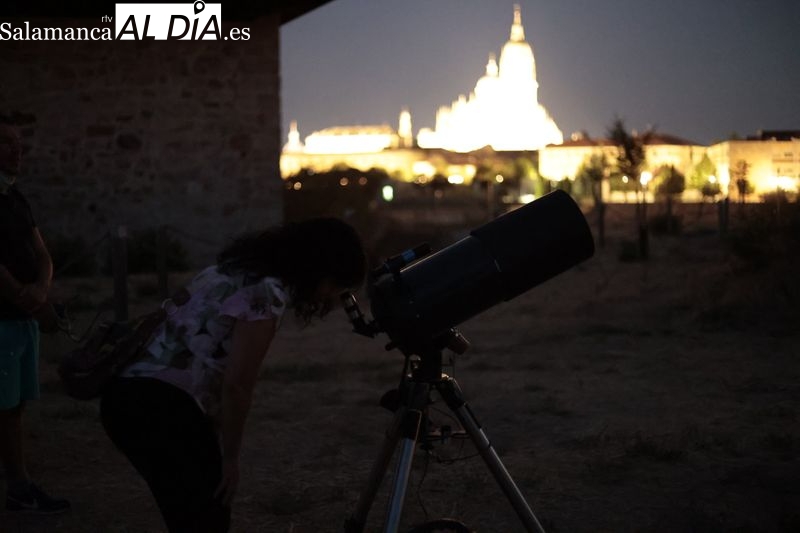 Observación astronómica con telescopio desde el Cerro de San Vicente. Foto de David Sañudo