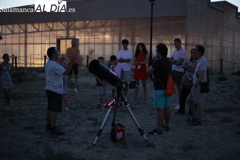Observación astronómica con telescopio desde el Cerro de San Vicente. Foto de David Sañudo
