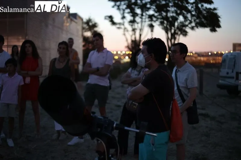Observación astronómica con telescopio desde el Cerro de San Vicente. Foto de David Sañudo