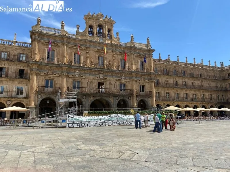 Reivindicación en la Plaza Mayor de un tren turístico entre La Fuente de San Esteban y Barca d’Alva.