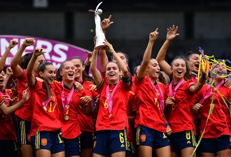 Celebración de la selección española sub 19 tras su triunfo en la Eurocopa. Foto RFEF