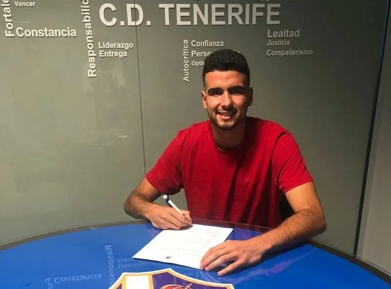 Martín Cascajo, portero salmantino, firma su contrato con el Tenerife