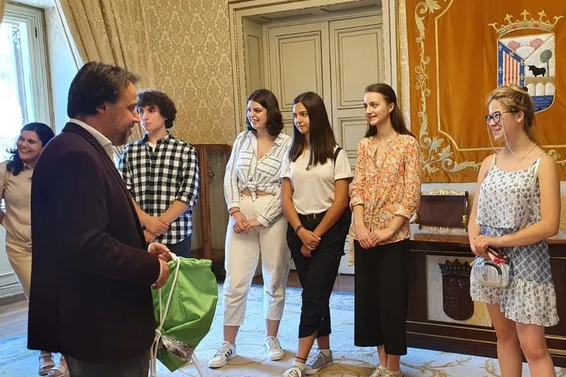 El concejal de Turismo de Salamanca, Fernando Castaño, ha recibido esta mañana a un grupo de nueve estudiantes y dos profesores de bachillerato, estudiantes de español, procedentes de Bulgaria