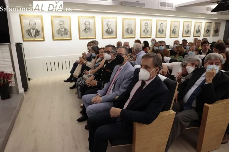Homenaje del Colegio de Médicos a 49 colegiados jubilados y a la Policía Local