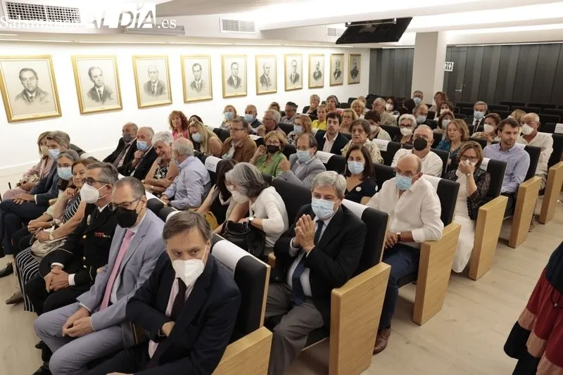 Homenaje del Colegio de Médicos a 49 colegiados jubilados y a la Policía Local