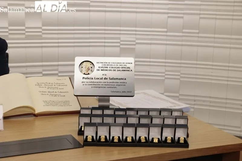 Homenaje del Colegio de Médicos a 49 colegiados jubilados y a la Policía Local