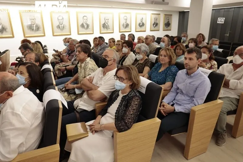 Homenaje del Colegio de Médicos a 49 colegiados jubilados y a la Policía Local