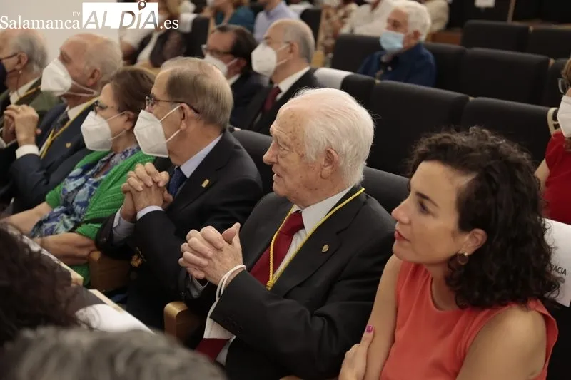 Homenaje del Colegio de Médicos a 49 colegiados jubilados y a la Policía Local