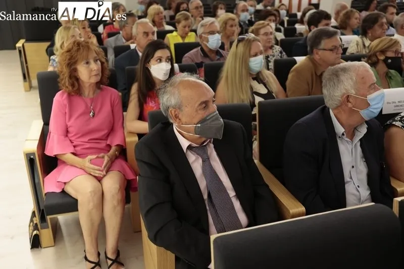 Homenaje del Colegio de Médicos a 49 colegiados jubilados y a la Policía Local