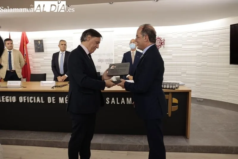 Homenaje del Colegio de Médicos a 49 colegiados jubilados y a la Policía Local