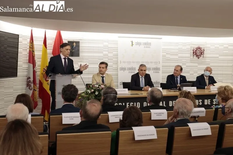 Homenaje del Colegio de Médicos a 49 colegiados jubilados y a la Policía Local