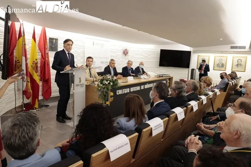 Homenaje del Colegio de Médicos a 49 colegiados jubilados y a la Policía Local