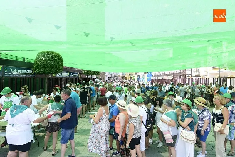Una comida popular y castillos acuáticos en las fiestas de moraleja/ Fotos: Adrián M. Pastor 