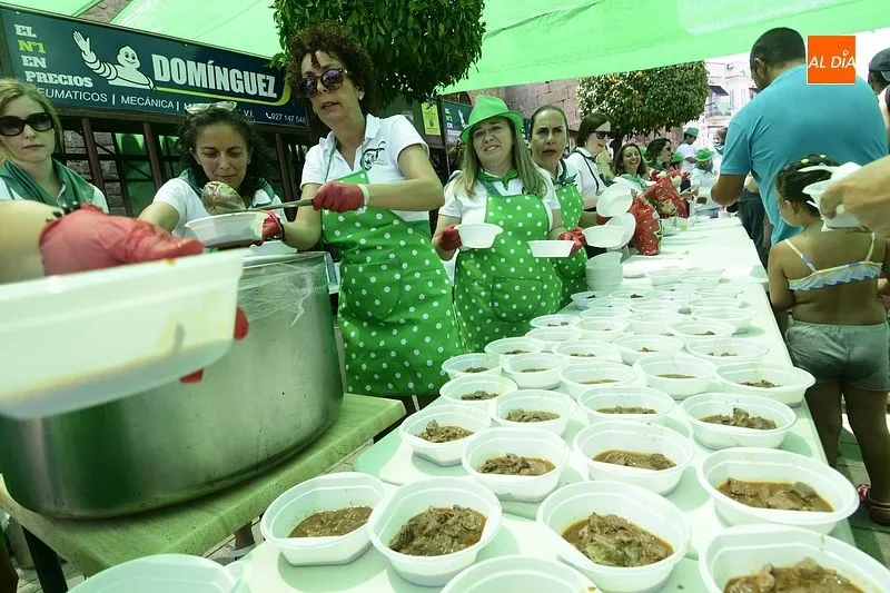 Una comida popular y castillos acuáticos en las fiestas de moraleja/ Fotos: Adrián M. Pastor 