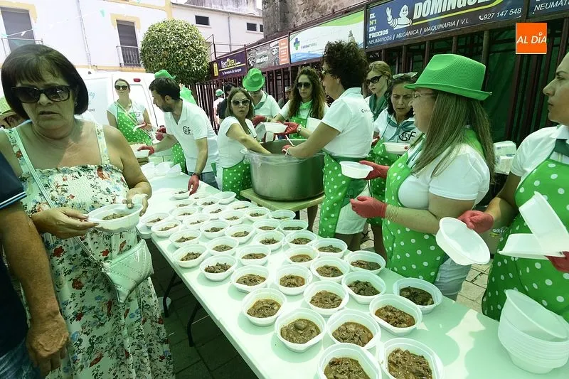 Una comida popular y castillos acuáticos en las fiestas de moraleja/ Fotos: Adrián M. Pastor 