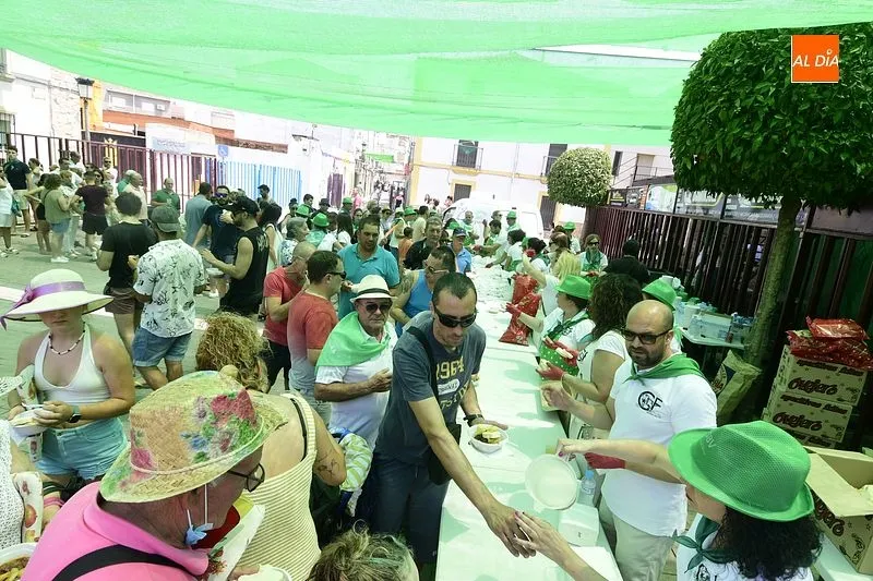 Una comida popular y castillos acuáticos en las fiestas de moraleja/ Fotos: Adrián M. Pastor 