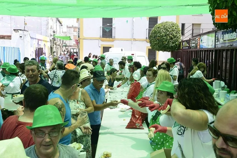 Una comida popular y castillos acuáticos en las fiestas de moraleja/ Fotos: Adrián M. Pastor 
