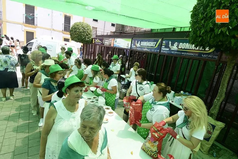Una comida popular y castillos acuáticos en las fiestas de moraleja/ Fotos: Adrián M. Pastor 