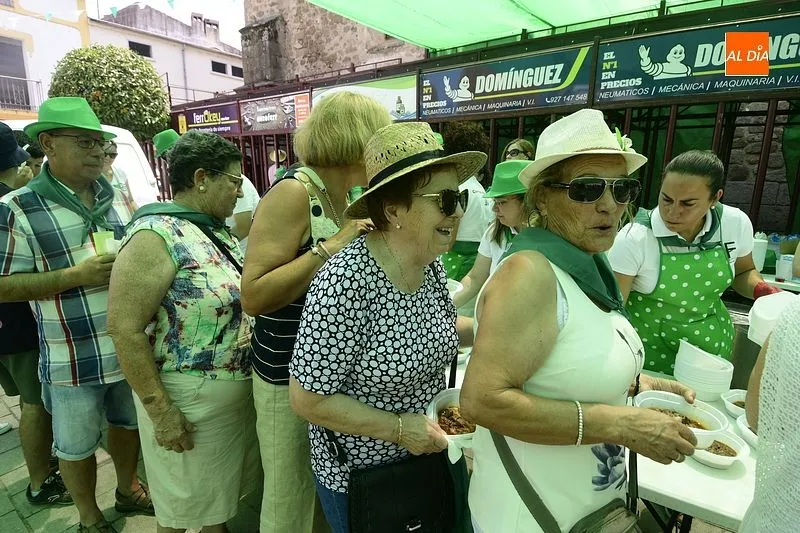 Una comida popular y castillos acuáticos en las fiestas de moraleja/ Fotos: Adrián M. Pastor 