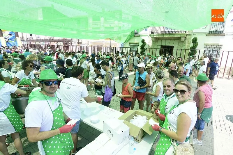Una comida popular y castillos acuáticos en las fiestas de moraleja/ Fotos: Adrián M. Pastor 
