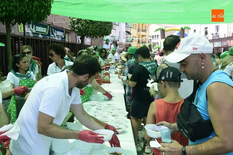Una comida popular y castillos acuáticos en las fiestas de moraleja/ Fotos: Adrián M. Pastor 