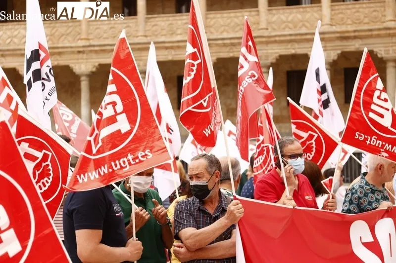 Concentración de UGT y CCOO en la plaza de San Román para pedir subidas salariales ante la inflación. Foto de David Sañudo