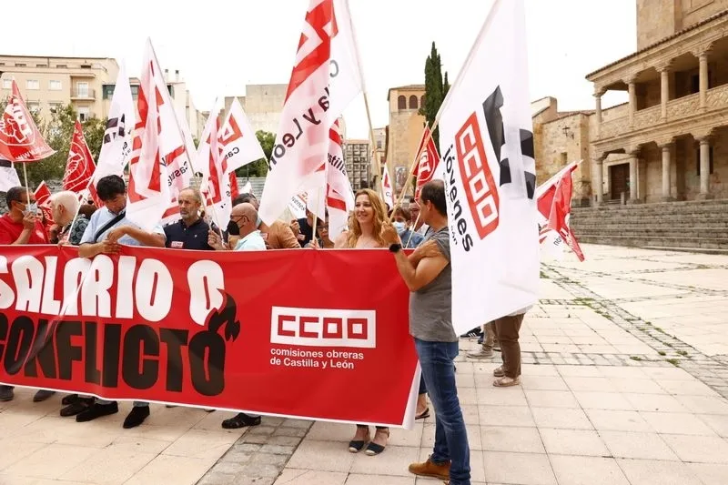 Concentración de UGT y CCOO en la plaza de San Román para pedir subidas salariales ante la inflación. Foto de David Sañudo