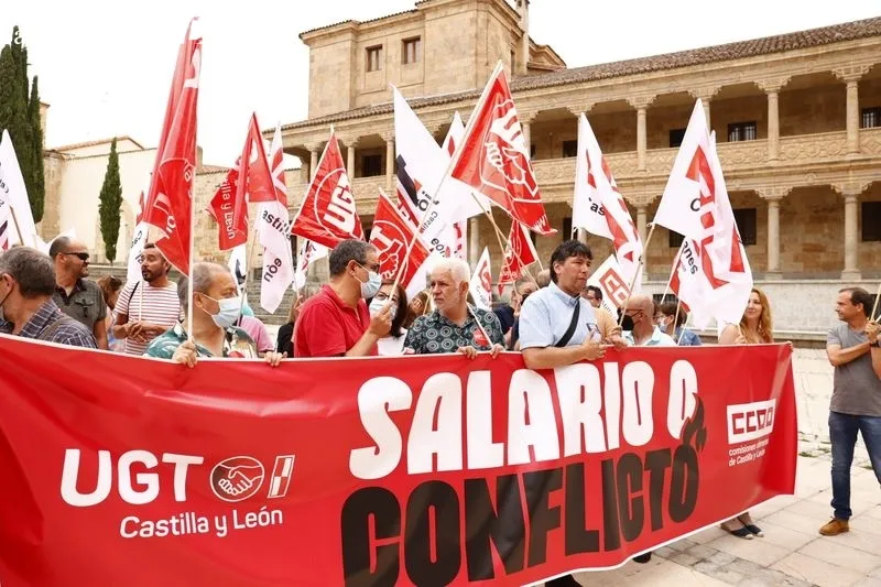 Concentración de UGT y CCOO en la plaza de San Román para pedir subidas salariales ante la inflación. Foto de David Sañudo