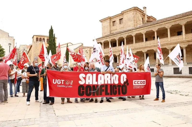 Concentración de UGT y CCOO en la plaza de San Román para pedir subidas salariales ante la inflación. Foto de David Sañudo