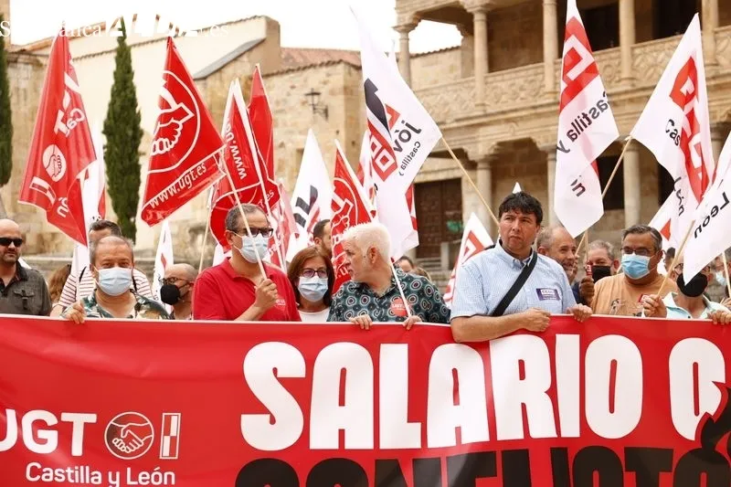 Concentración de UGT y CCOO en la plaza de San Román para pedir subidas salariales ante la inflación. Foto de David Sañudo