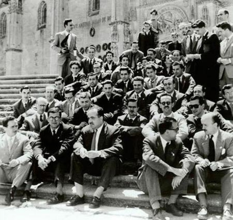 Miembros de las Conversaciones de Salamanca reunidos en las escaleras de la Catedral.