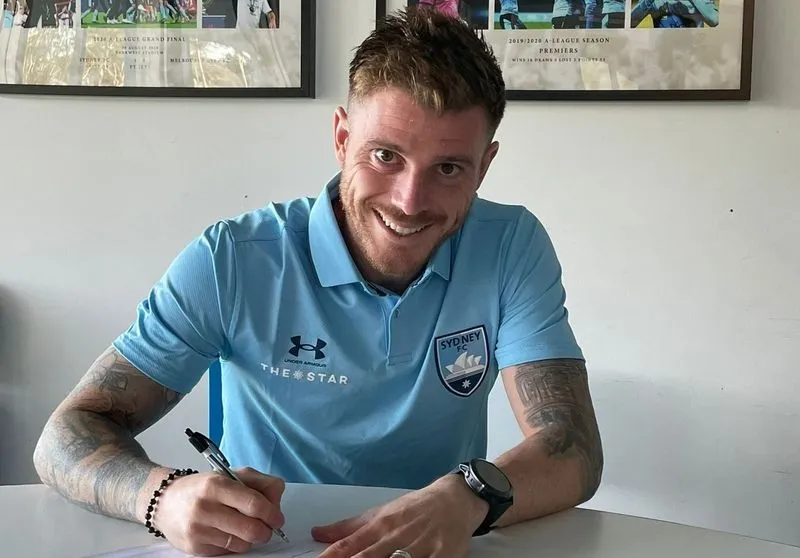 El futbolista salmantino Diego Caballo firma su contrato con el Sydney FC
