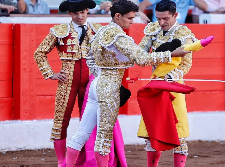 Alejandro Talavante, Pablo Aguado y Manuel Diosleguarde, en la primera de la Feria de Santiago de Santander. Fotos: Cultoro
