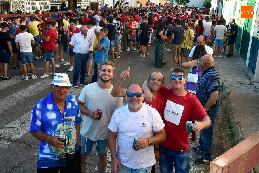 Foto 3 - Ambiente de lo m&aacute;s caliente en todos los aspectos en la cita taurina del Barrio Nuevo