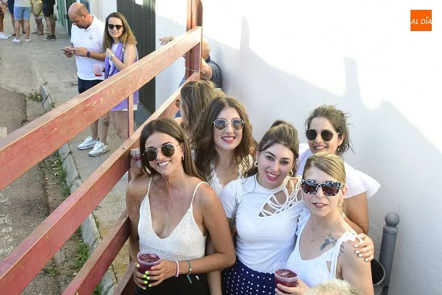 Foto 2 - Ambiente de lo m&aacute;s caliente en todos los aspectos en la cita taurina del Barrio Nuevo