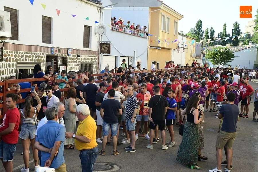 Foto 4 - Ambiente de lo m&aacute;s caliente en todos los aspectos en la cita taurina del Barrio Nuevo