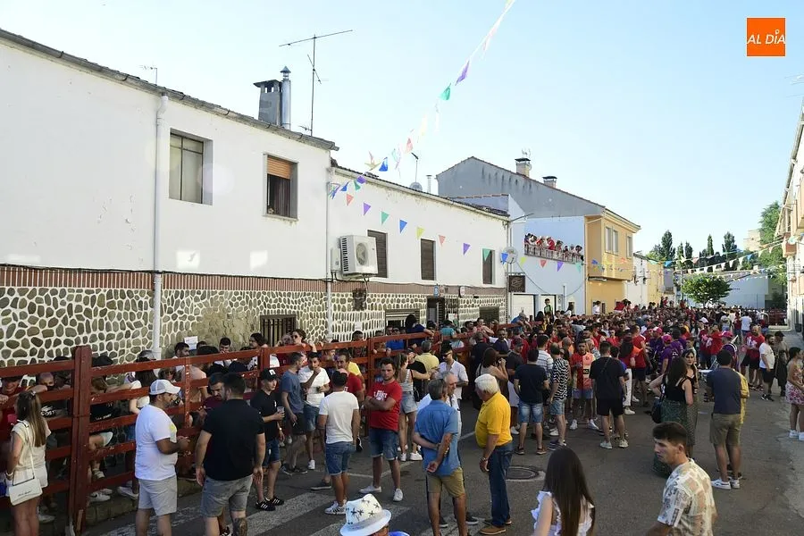 Foto 5 - Ambiente de lo m&aacute;s caliente en todos los aspectos en la cita taurina del Barrio Nuevo