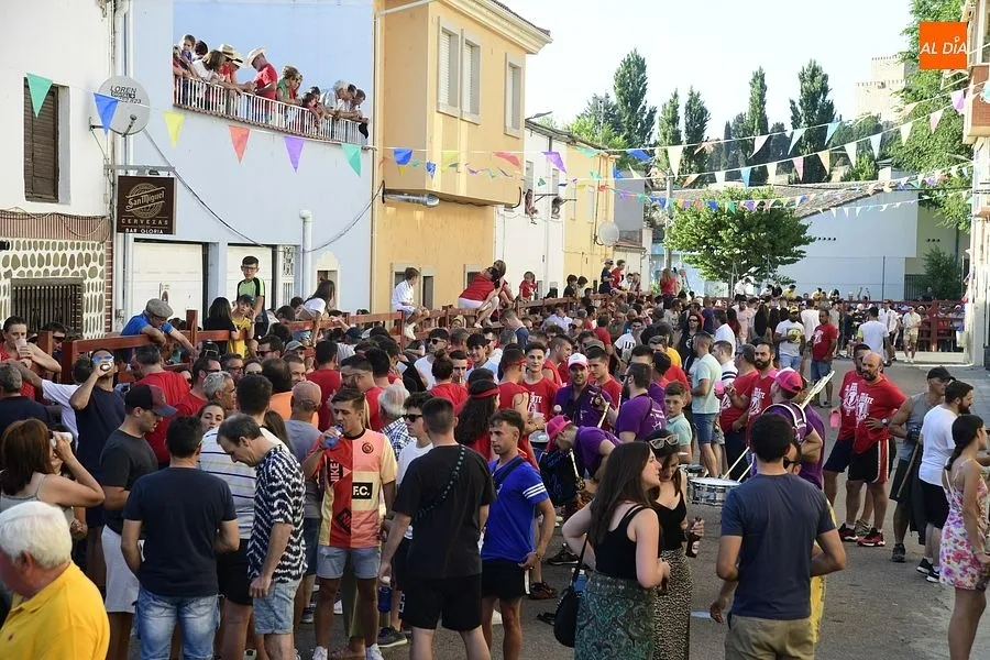 Foto 6 - Ambiente de lo m&aacute;s caliente en todos los aspectos en la cita taurina del Barrio Nuevo