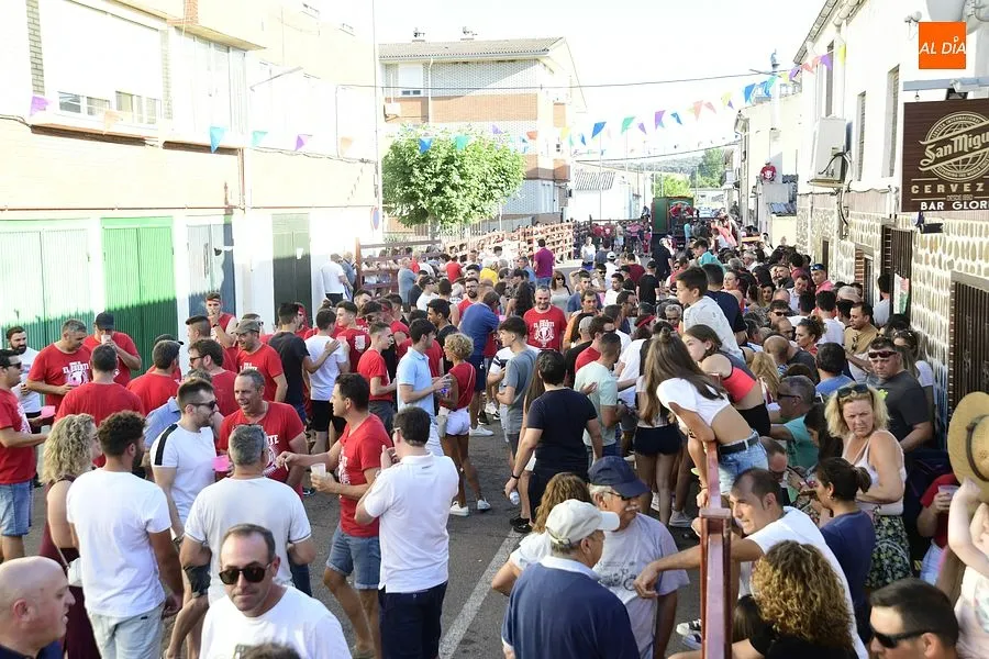 Foto 7 - Ambiente de lo m&aacute;s caliente en todos los aspectos en la cita taurina del Barrio Nuevo