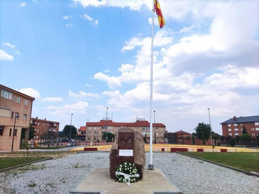 Foto 2 - Fuentes de O&ntilde;oro recuerda con una ofrenda floral a Miguel &Aacute;ngel Blanco