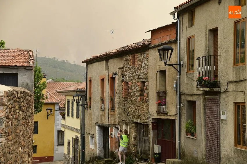 EL fuego estuvo a punto de entrar en el casco urbano de Monsagro/ Fotos: Adrián M.Pastor