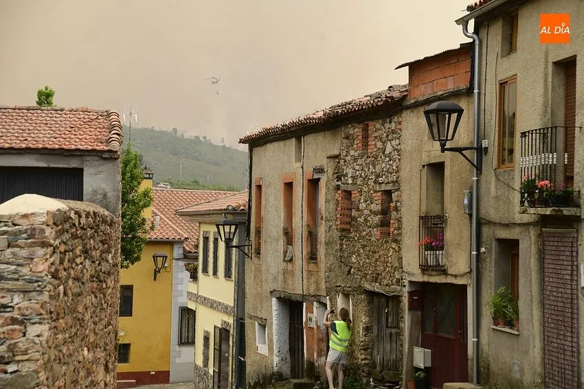 EL fuego estuvo a punto de entrar en el casco urbano de Monsagro/ Fotos: Adrián M.Pastor